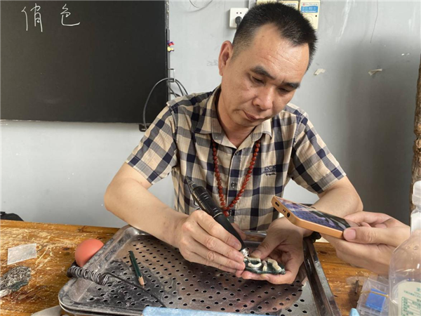 图4：潘华国大师现场示范毛毛虫的圆雕技法.png
